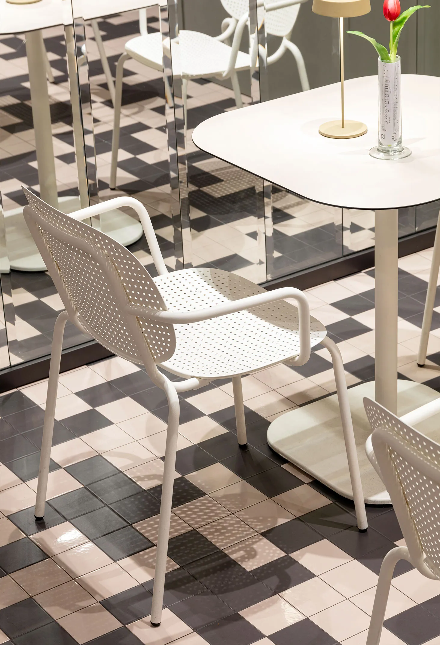 Si-Si Dots armchair – view 3