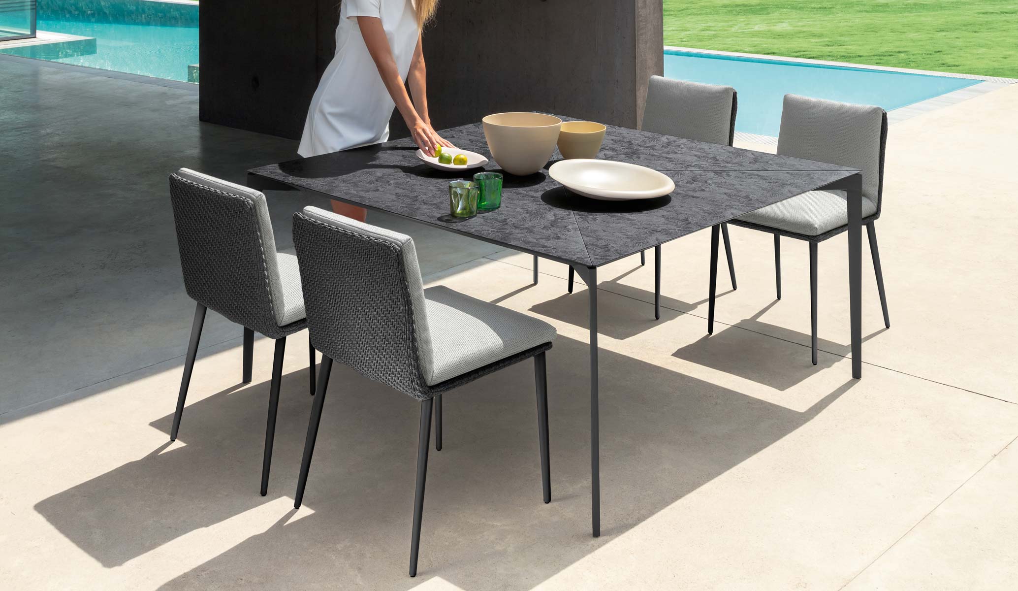 LEAF 150×150 DINING TABLE – view 2