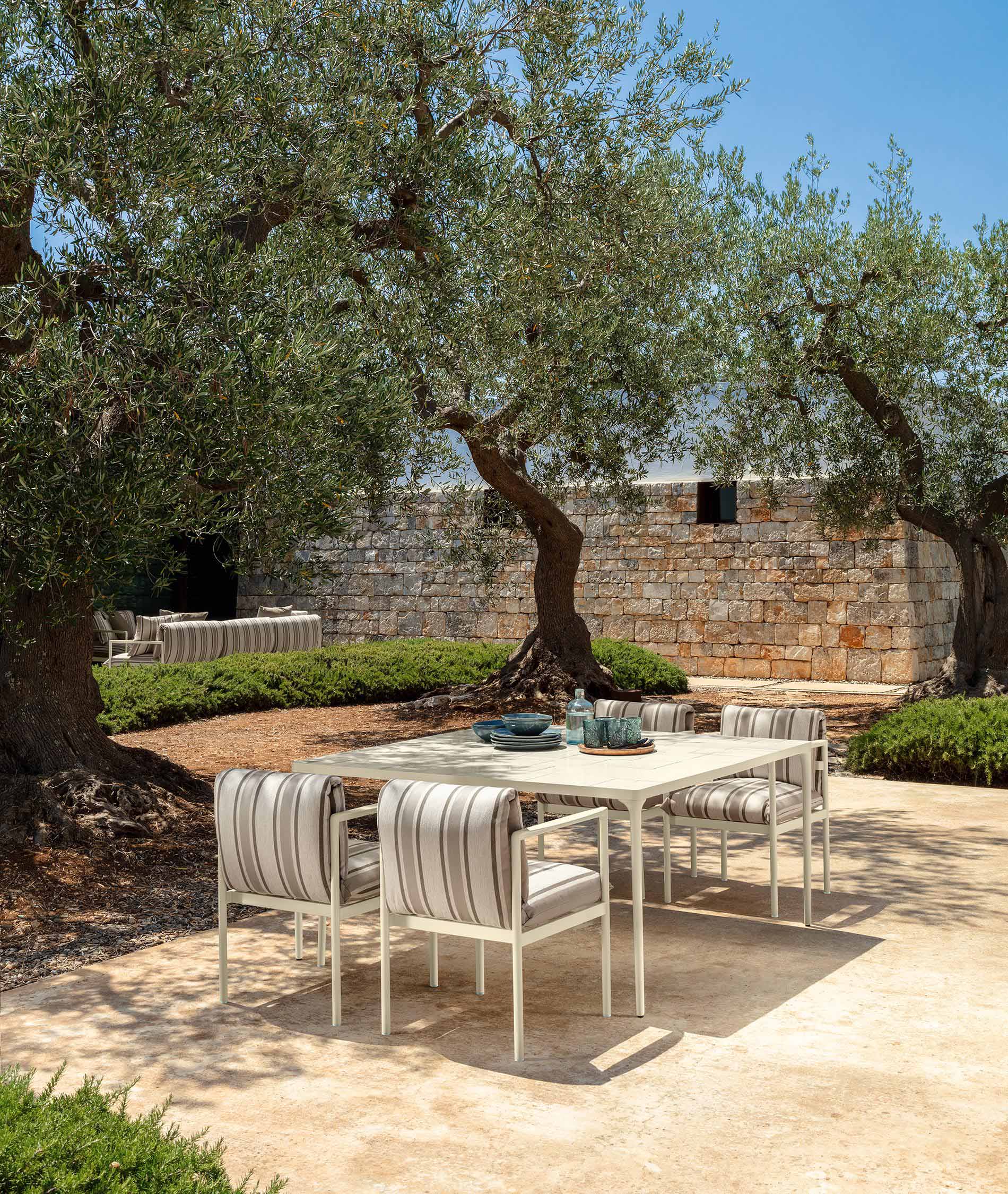 Nalu dining table 150×150 – view 2